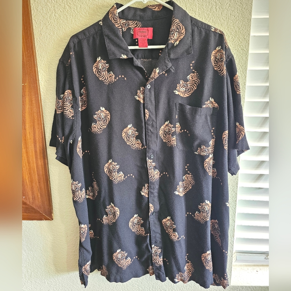 Foundry Mens 2XL Beach lightweight Tiger Button Shirt Black